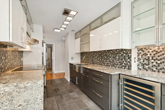 Building Photo - 57 E Delaware Pl