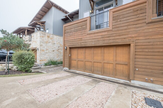 Building Photo - Beautiful 2 Bedroom, 2.5 Bath Townhome in Northwest Austin