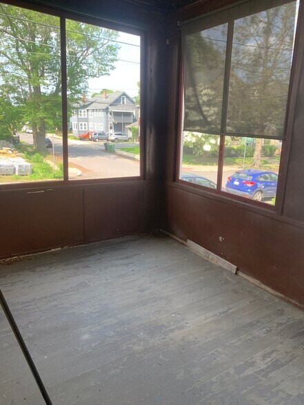 Building Photo - 214 Maplewood St