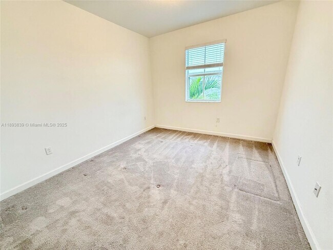 Building Photo - 2620 SE 11th Ct