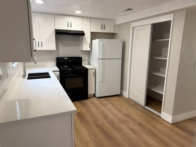 Building Photo - 31 W 6th St