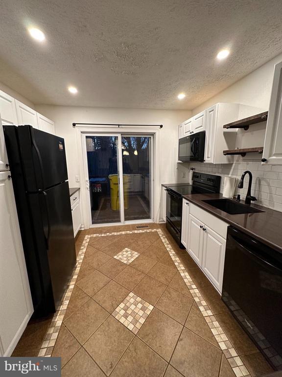Building Photo - 502 Greenhill Ct