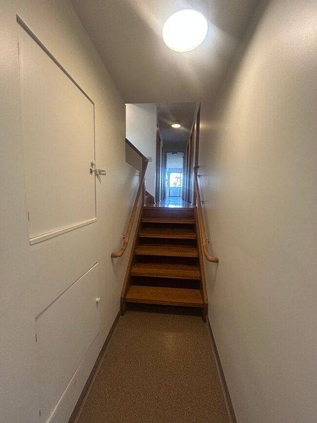 Building Photo - 3 bed, 2 1/2 bath house