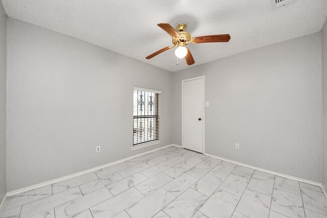 Building Photo - 527 Oakdale Dr