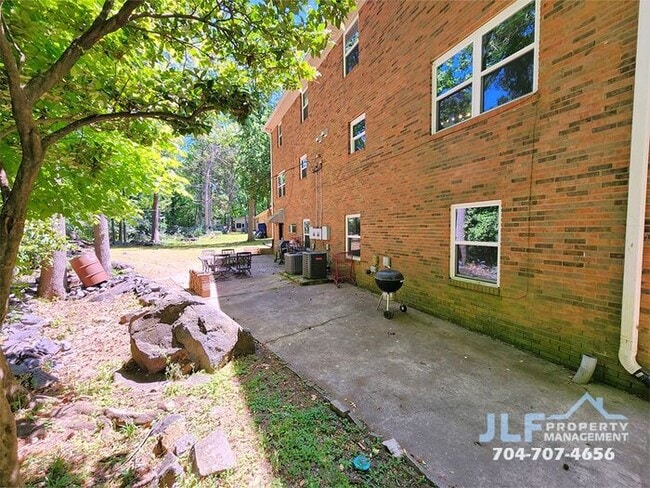 Building Photo - Spacious 3 Bed/2.5 Bath Duplex With Basement.
