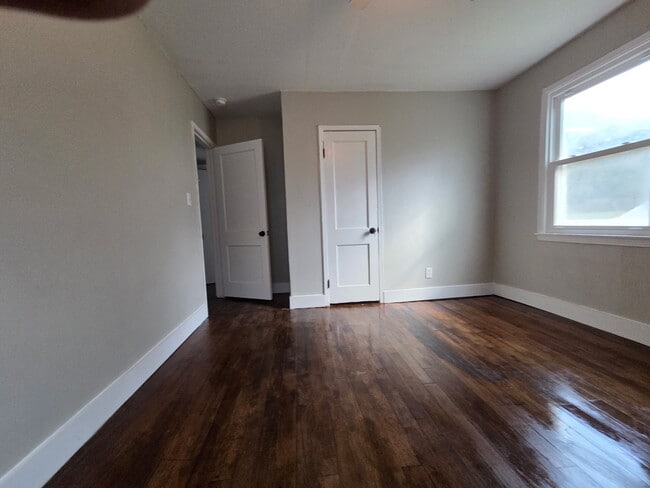 Building Photo - 2058 Holmes Dr