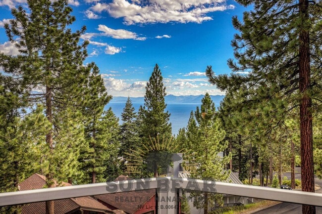 Building Photo - Beautiful Home w Peek Lakeview!