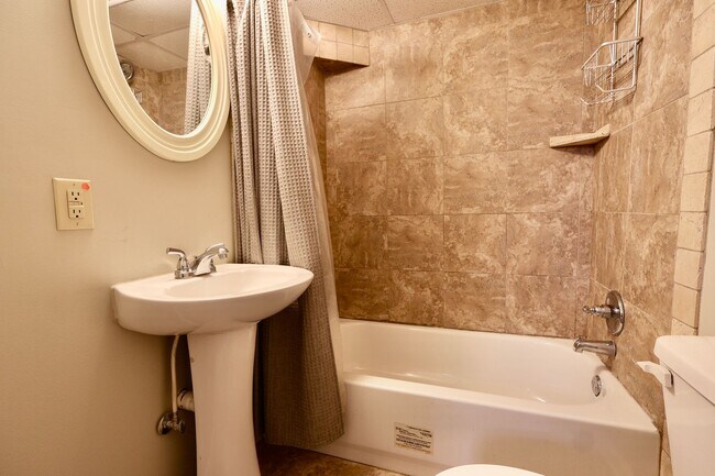 Building Photo - 536 Edgecrest Cir
