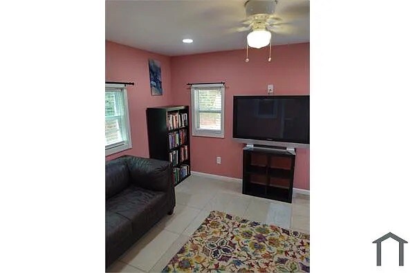 Building Photo - Room in House on White Oak Trail