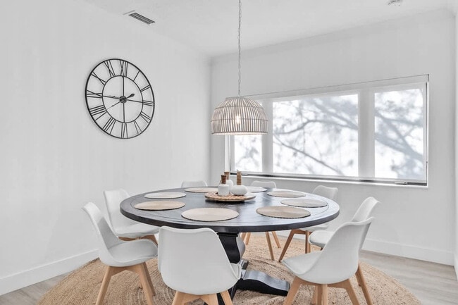 Building Photo - 704 NE 2nd St