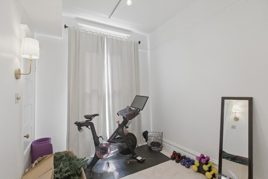 Building Photo - 850 W Oakdale Ave