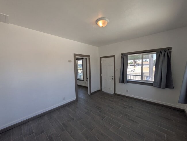 Building Photo - Bright & Clean 2 Bed | 1 Bath Home With a separate Den– 906 Sq. Ft. with Private Parking! Now Ava...