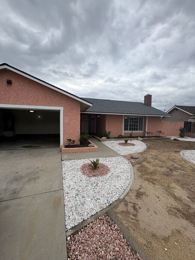 Building Photo - Don't miss out on this single story in Ontario- completely remodeled!