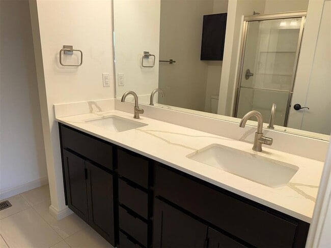 Building Photo - 575 S Fretz Ave