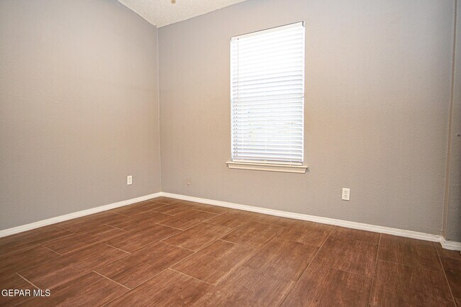 Building Photo - 3717 Tierra Zafiro Dr