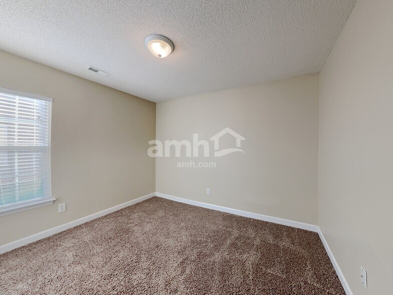 Building Photo - 2208 Thorn Crest Dr