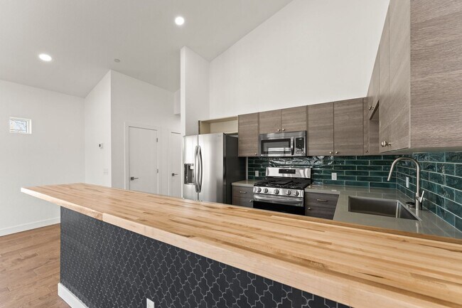 Building Photo - MidTown Gem - Fully Renovated W Large Rooms