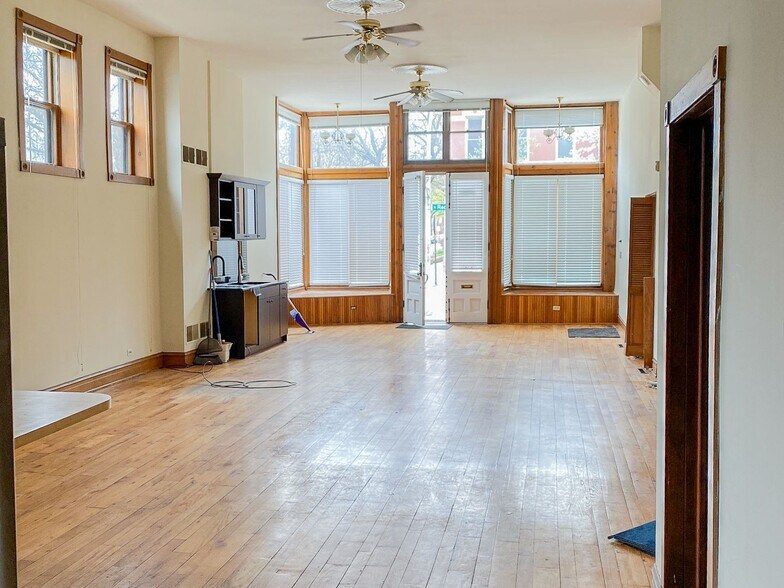 Primary Photo - 2952 N Racine Ave