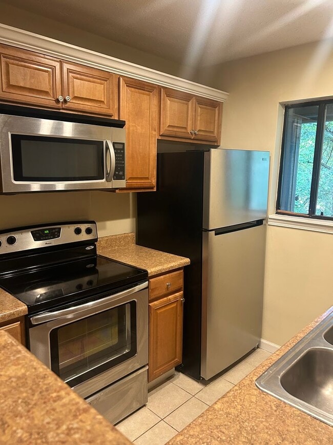 Building Photo - Campus View Apt-Walking Distance to UGA!