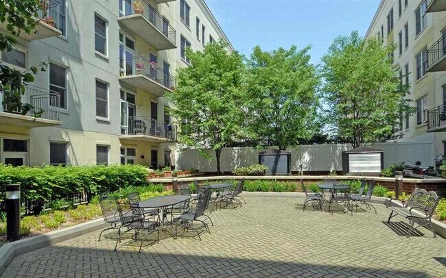 Building Photo - 1100 Adams St