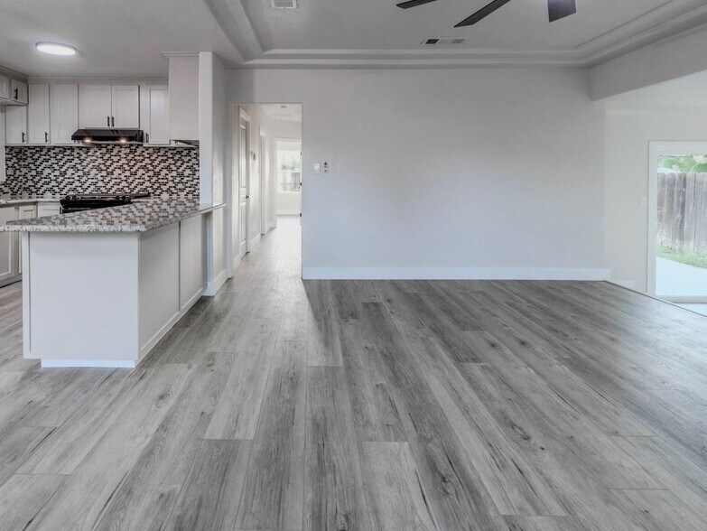 Building Photo - 1271 N Roosevelt Ave