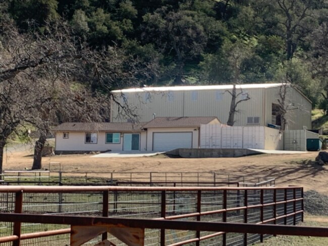 Building Photo - 1042 Squirrel Ln