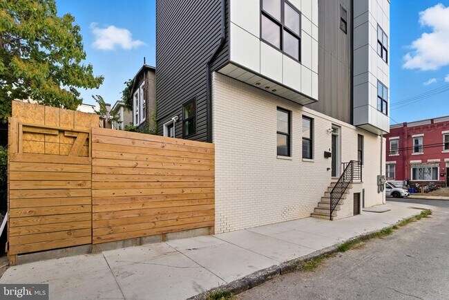 Building Photo - 2713 W Montgomery Ave