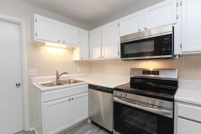 Building Photo - Bright, Updated & Prime Location!