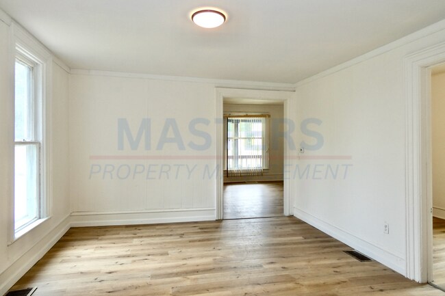Building Photo - 1026 Oakwood Ave