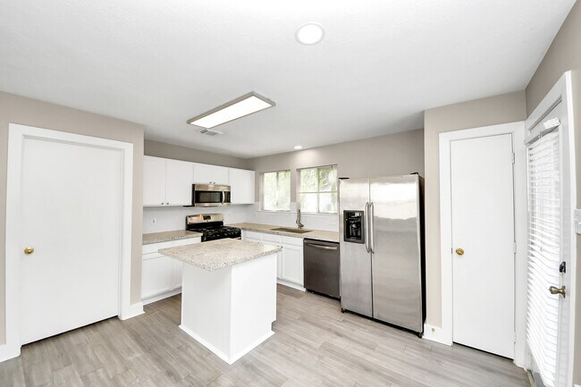 Building Photo - 18178 Woodsdale Ct
