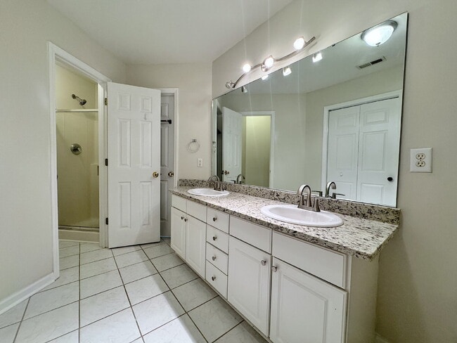 Building Photo - Beautiful 2 Bedroom Condo in Cary!