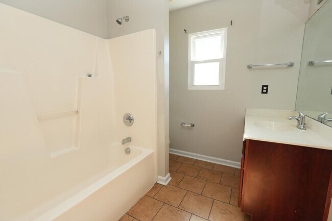 Building Photo - Coming Soon! 4 BR/2BA | Newly Renovated Single Family Home | Fenced backyard | In Cornelius!