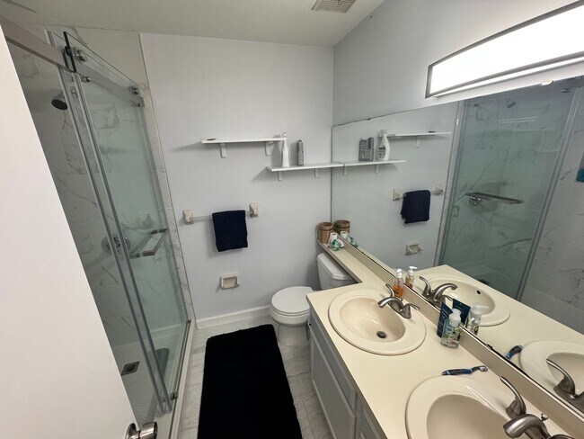Building Photo - 3432 Hillmont Cir