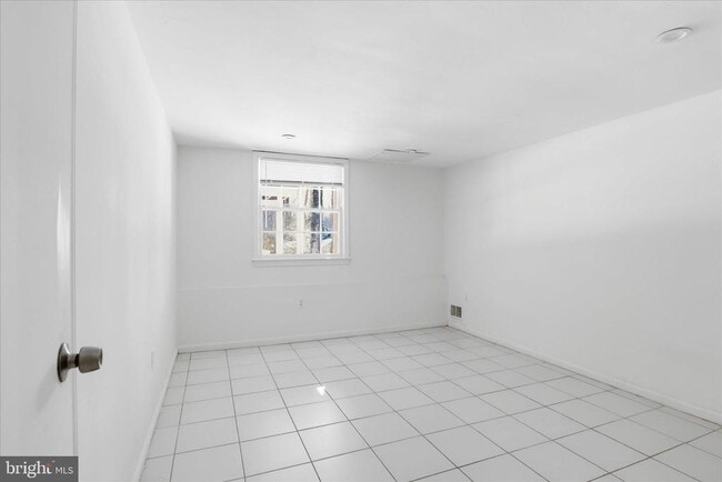 Building Photo - 3033 Sylvan Dr