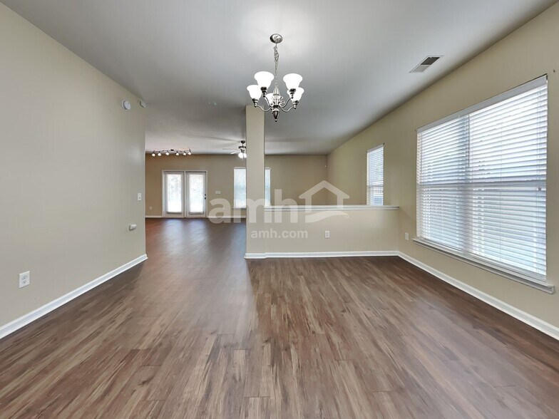 Building Photo - 137 Lake House Rd