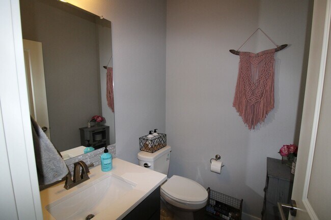 Building Photo - BEAUTIFUL 4+ BR, 2.5 BA - SPECIAL $500 OFF for December Move In!