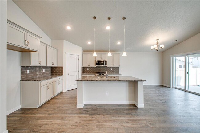 Building Photo - Beautiful 5 Bedroom Home in Nampa, Great Location!