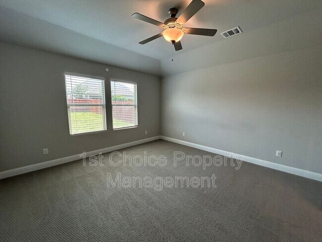 Building Photo - 2101 Sun Star Dr