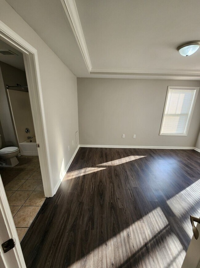 Building Photo - Beautiful 2 bedroom 2 full bath condo clos...