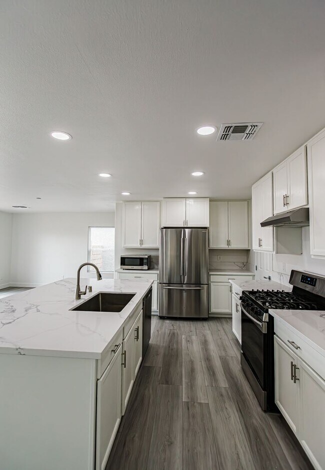 Building Photo - Beautiful 2-story home in a gated community