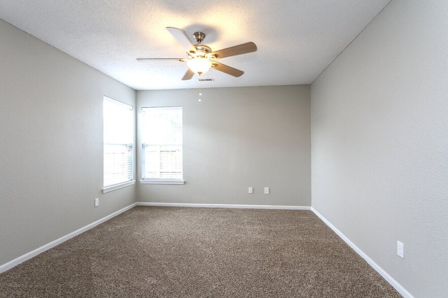 Building Photo - 652 Locust Grove Ln