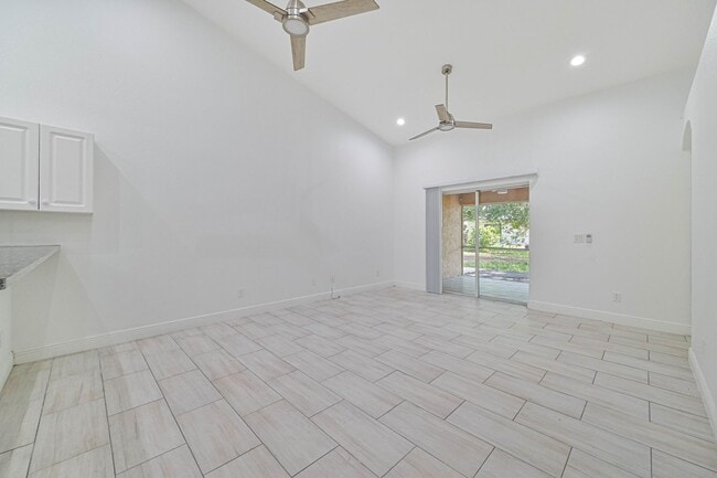 Building Photo - ** Rarely Available  ~ 3/2 Duplex W/ 2 Car Garage ~ Updated **