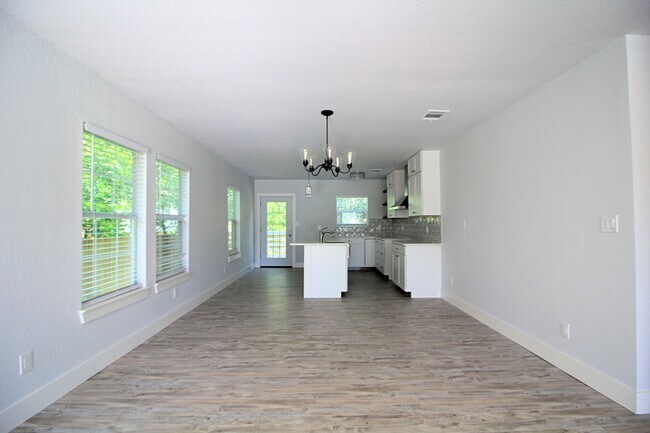 Building Photo - 3 Bedroom 2 Bath Modern home.