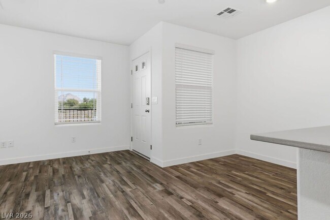 Building Photo - 482 Golden Myna Ave
