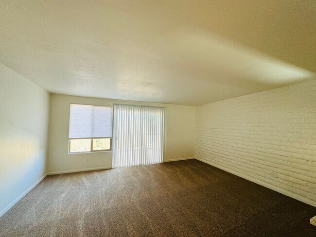 Building Photo - Beautiful Townhome in Great Eastside Location