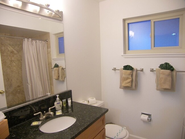 Building Photo - 3 Bedroom - Central Incline!