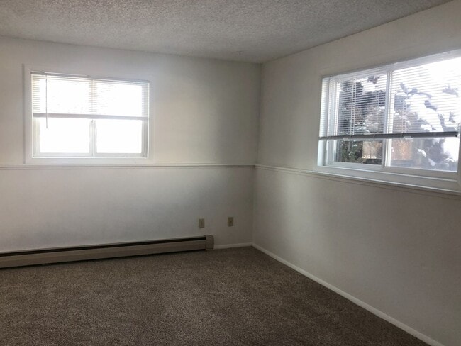 Building Photo - 2 bedroom 1 bath Centrally Located Apartment