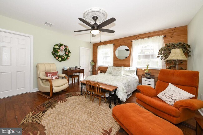 Building Photo - 127 Lark Dr