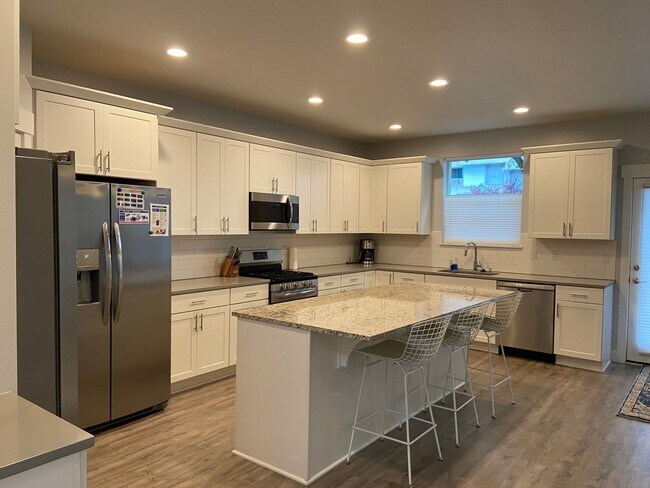 Building Photo - Great Location in Hood River Spacious 5-Bedroom Home with Private Bathrooms & Spacious Open Layout