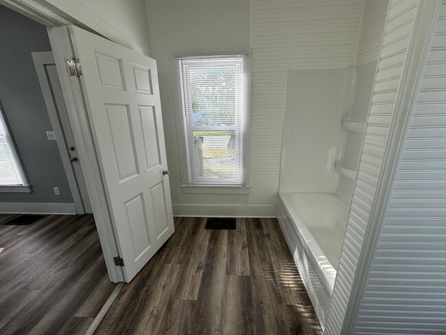 Building Photo - Newly Remodeled 2-Bed, 1-Bath Home in Hami...